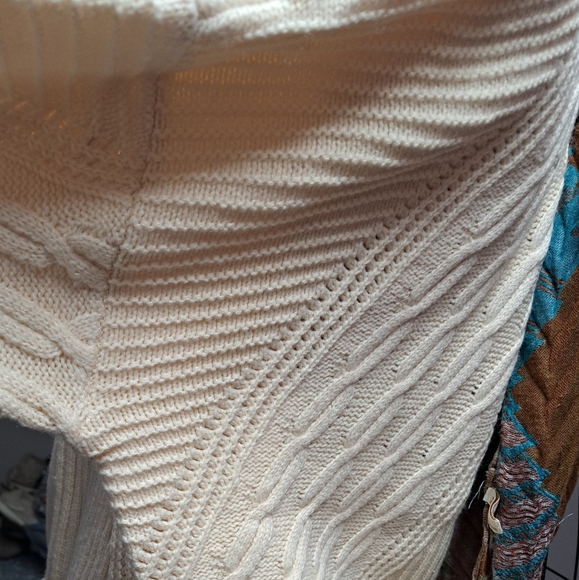 Cold shoulder turtleneck sweater - Picture 7 of 9